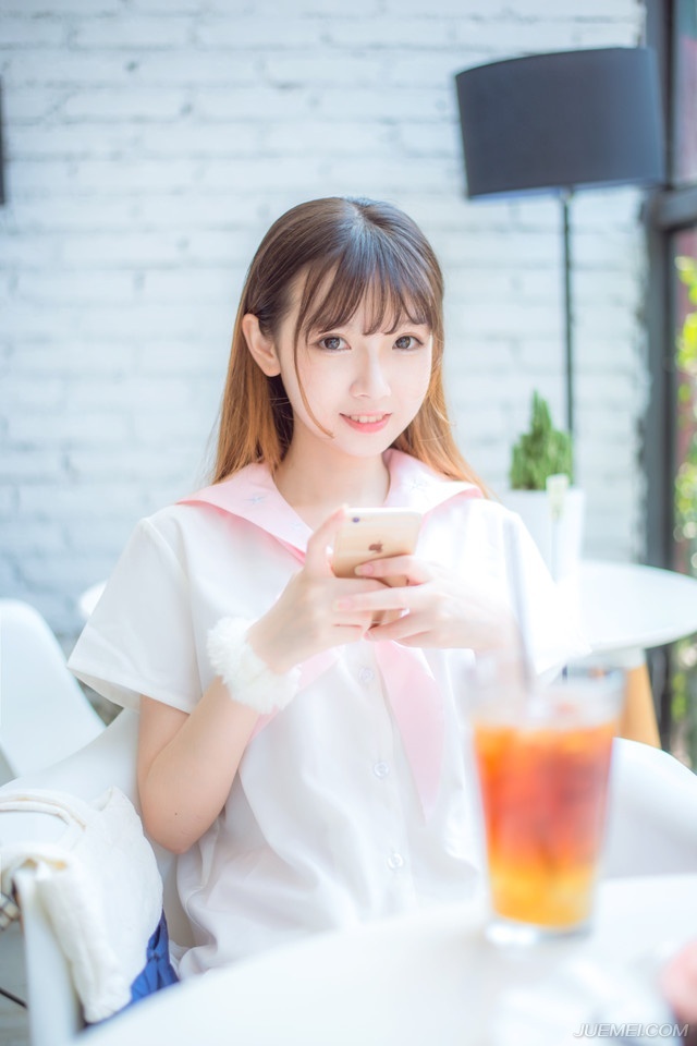 “曹操曾经不守规矩，妄图以刺段行刺主公以及少主，奸计未遂，蜀中虽然消息鄙陋，但这已经是一年前的事情，后果如何，诸位应该清楚，中原四州之地，上至险要，下至县令，无论本人还是家人，尽皆遭到死亡刺杀，徐州陈氏，乃徐州第一大族，经此一战，烟消云散，满门皆屠。”庞统挣了挣双臂，没能挣脱，也不再费力，只是看向帐中众将，淡然道：“诸位杀了我之后，可以让家人准备后事了，记住，是全家的。”